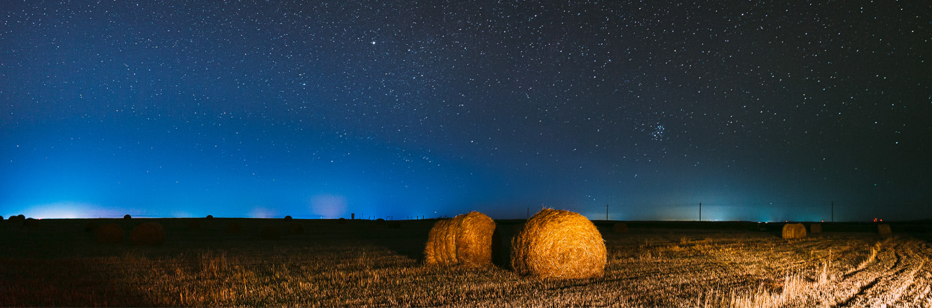 LED Arbeitsscheinwerfer auf einem Traktor in einem Feld bei Nacht